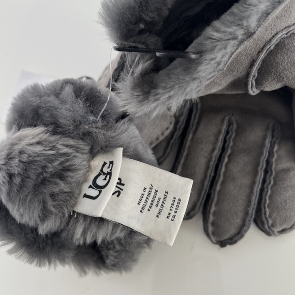 UGG SHEEPSKIN GLOVE 🧤 CHARCOAL - Picture 2 of 3